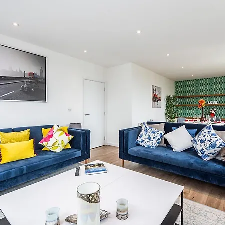 Chiswick Park 3 Bed 3 Bath West London - Parking Apartment