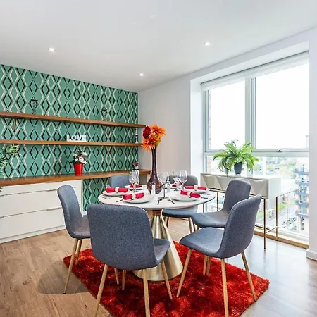 Chiswick Park 3 Bed 3 Bath West London - Parking * London