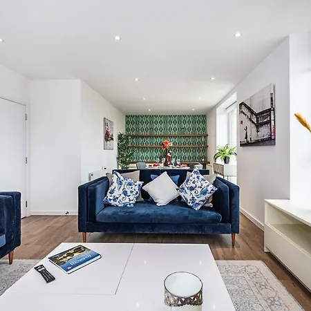 Chiswick Park 3 Bed 3 Bath West London - Parking * London