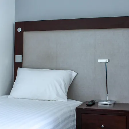 Heathrow 3*