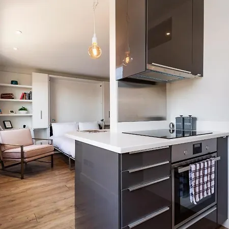 Canguroproperties - Pinehurst Court Apartment London