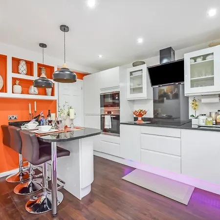 Docklands Stay, In Modern Spacious House - Near Excel Centre, Airport, Uel,sleeps 2 Homestay