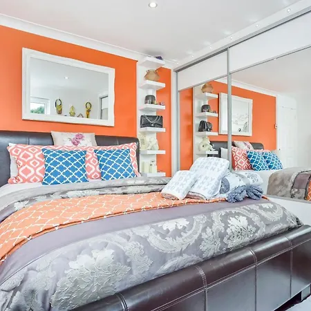 Homestay Docklands Stay, In Modern Spacious House - Near Excel Centre, Airport, Uel,sleeps 2
