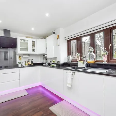 Homestay Docklands Stay, In Modern Spacious House - Near Excel Centre, Airport, Uel,sleeps 2 London