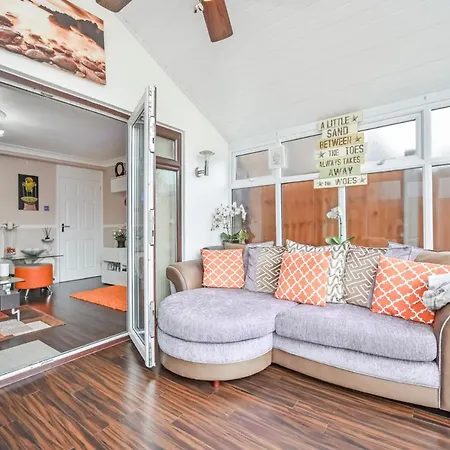 Homestay Docklands Stay, In Modern Spacious House - Near Excel Centre, Airport, Uel,sleeps 2 *
