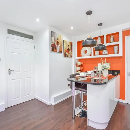 Homestay Docklands Stay, In Modern Spacious House - Near Excel Centre, Airport, Uel,sleeps 2 *