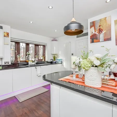 Docklands Stay, In Modern Spacious House - Near Excel Centre, Airport, Uel,sleeps 2 Homestay *