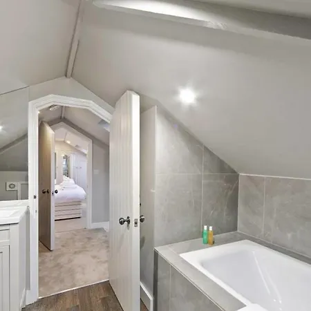 New Gorgeous 5 Bed Victorian House In Hammersmith London