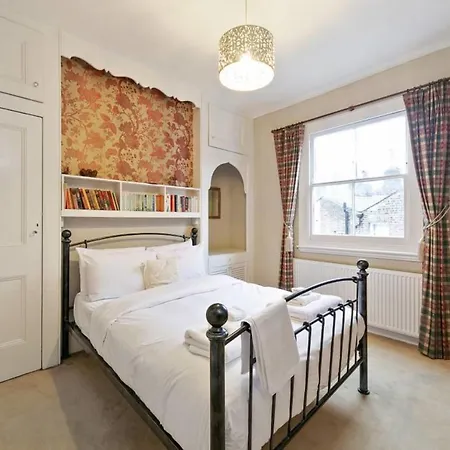 New Gorgeous 5 Bed Victorian House In Hammersmith Holiday home London