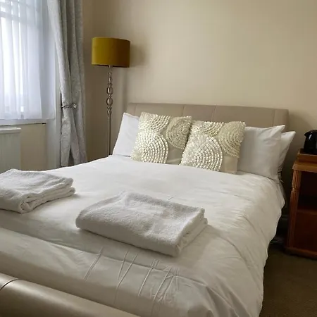 Black Lion 3* Surbiton