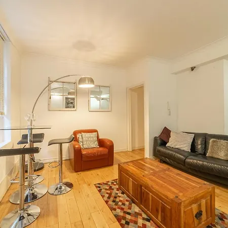 Piccadilly Circus Stylish Studio *