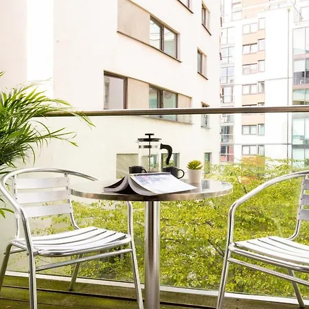 Fabulous 3 Bed 2 Bath Near Victoria Station * Londen