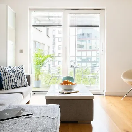 Fabulous 3 Bed 2 Bath Near Victoria Station * Londen