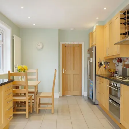 Veeve - Silverthorne Road * London