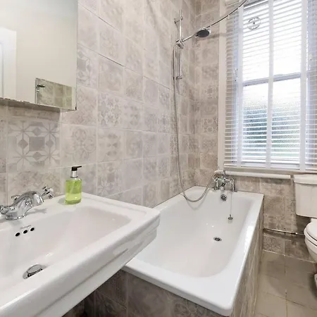 Gorgeous 3-bed Garden Flat Beside Battersea Park London