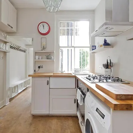 Gorgeous 3-bed Garden Flat Beside Battersea Park Apartment