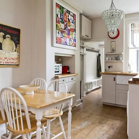 Gorgeous 3-bed Garden Flat Beside Battersea Park Apartment London