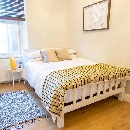 Modern 1 Bed Flat In West Kilburn By Queen's Park For 2 People