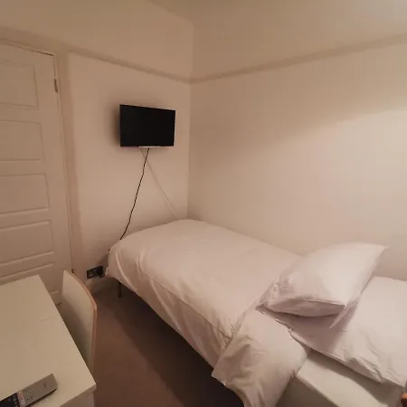 New Double Bedroom Close To Whitton Station Homestay