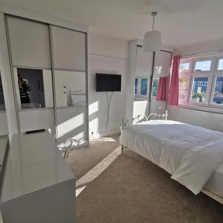 New Double Bedroom Close To Whitton Station Twickenham