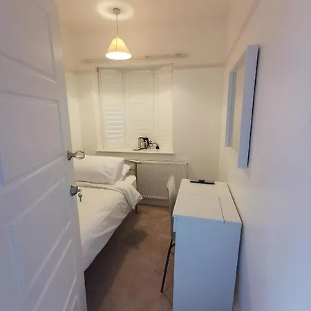 New Double Bedroom Close To Whitton Station *