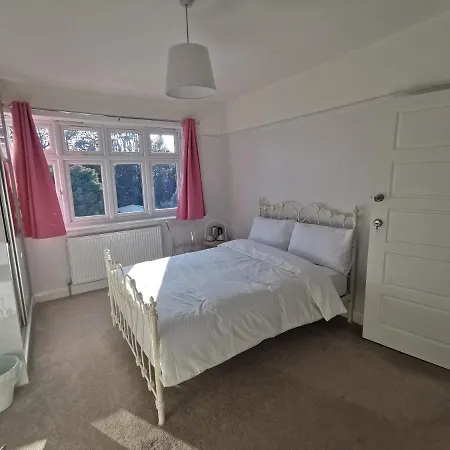 New Double Bedroom Close To Whitton Station