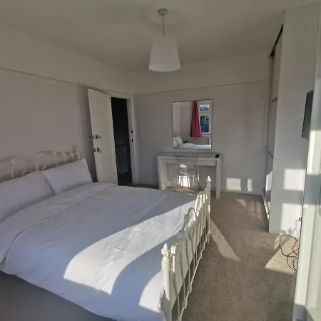 Homestay New Double Bedroom Close To Whitton Station
