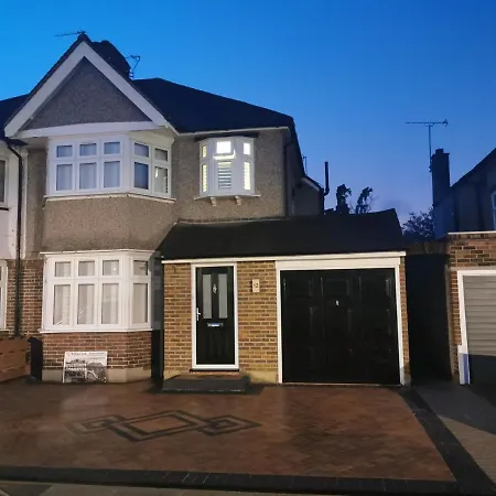New Double Bedroom Close To Whitton Station Homestay Twickenham