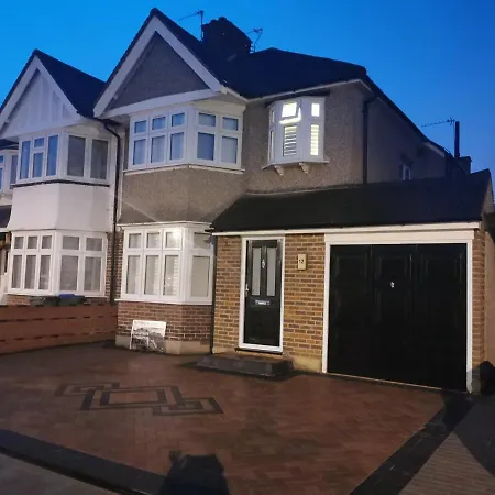 Homestay New Double Bedroom Close To Whitton Station Twickenham