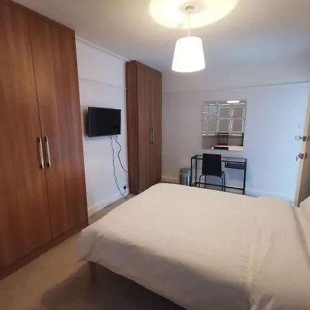 Homestay New Double Bedroom Close To Whitton Station