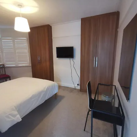 New Double Bedroom Close To Whitton Station Twickenham