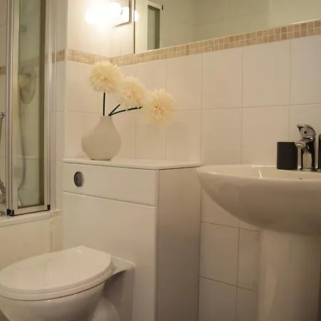 Splendid 1 Bed Flat In Stockwell, Sleeps 4 London
