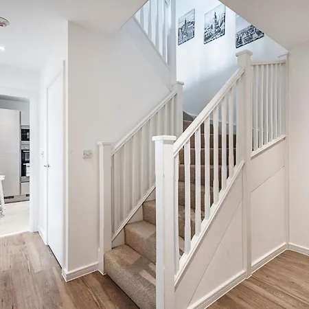 Chiswick Park 3 Bed 3 Bath West London - Parking *