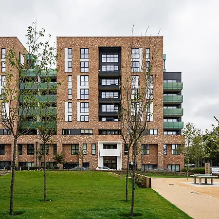 Chiswick Park 3 Bed 3 Bath West London - Parking Apartment *