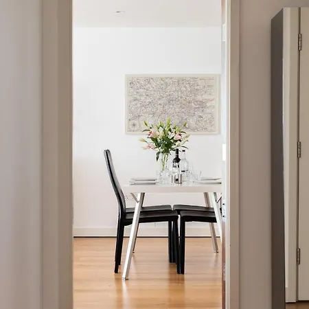 Fabulous 3 Bed 2 Bath Near Victoria Station * Londen
