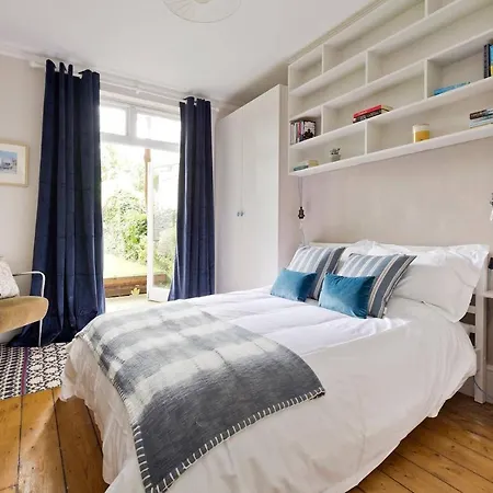 Gorgeous 3-bed Garden Flat Beside Battersea Park Apartment London