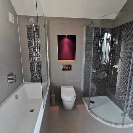 New Double Bedroom Close To Whitton Station Homestay *