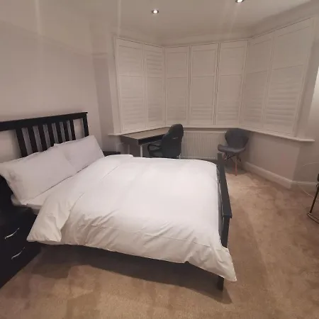 Homestay New Double Bedroom Close To Whitton Station Twickenham