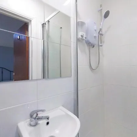 Rose Garden Apartment *