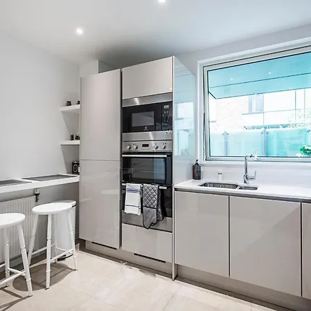 Chiswick Park 3 Bed 3 Bath West London - Parking *