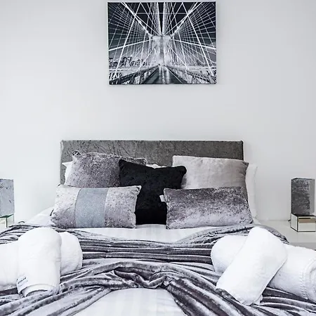 Chiswick Park 3 Bed 3 Bath West London - Parking * London