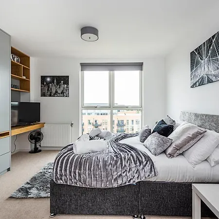 Chiswick Park 3 Bed 3 Bath West London - Parking