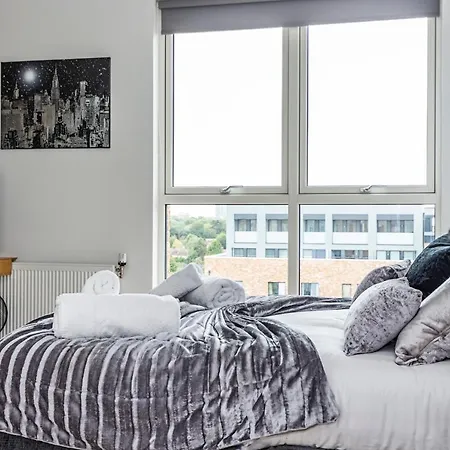Chiswick Park 3 Bed 3 Bath West London - Parking Apartment