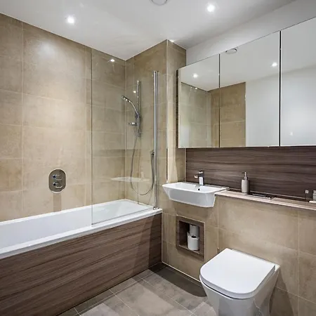 Chiswick Park 3 Bed 3 Bath West London - Parking Apartment