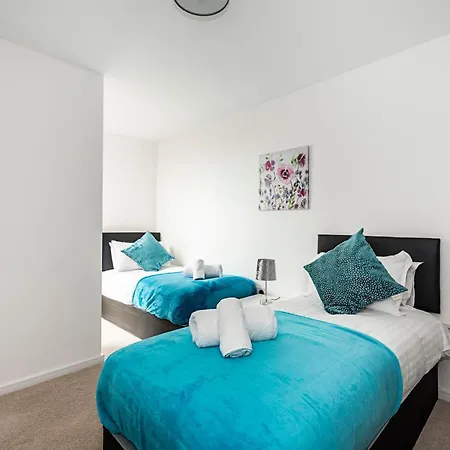 Chiswick Park 3 Bed 3 Bath West London - Parking * London
