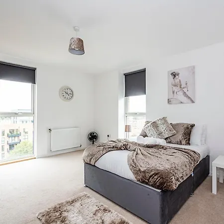 Chiswick Park 3 Bed 3 Bath West London - Parking Apartment