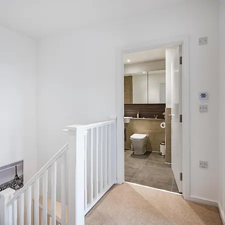 Apartment Chiswick Park 3 Bed 3 Bath West London - Parking