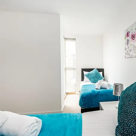 Chiswick Park 3 Bed 3 Bath West London - Parking Apartment London