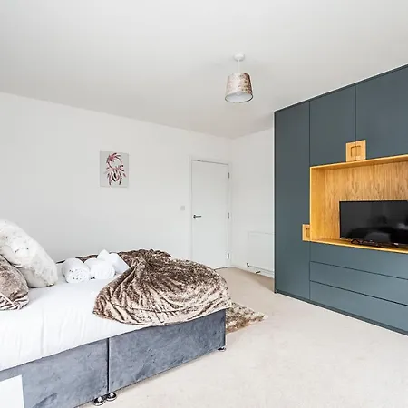 Chiswick Park 3 Bed 3 Bath West London - Parking