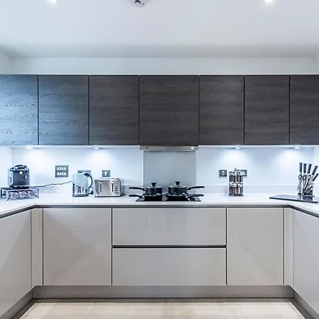 Chiswick Park 3 Bed 3 Bath West London - Parking London